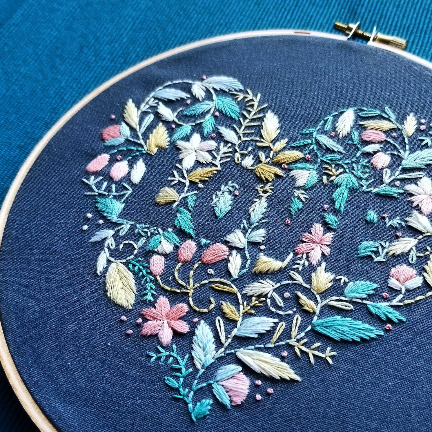 « Love » Embroidery Kit