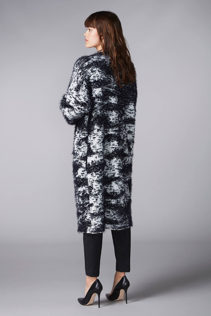 Kaarna knitted coat from the back. Hálo from north
