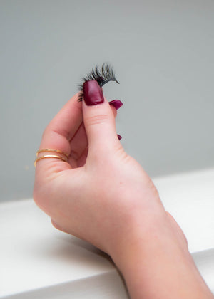 hand-holding-magnetic-eyelash