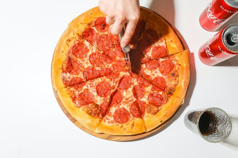 Am arugula, tomato, and cheese pizza with thin-crust