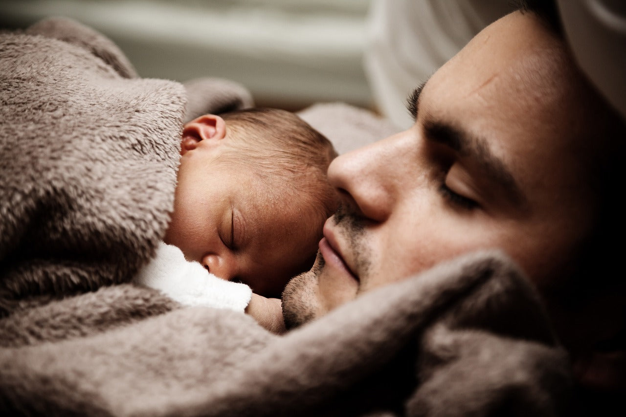 Vater schläft mit Baby