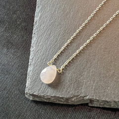 collier minimaliste de pierres précieuses de quartz rose pour elle