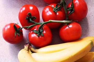 bananas_and_tomatoes