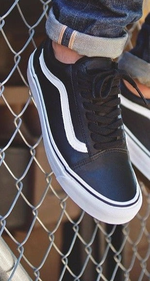 vans old skool in street