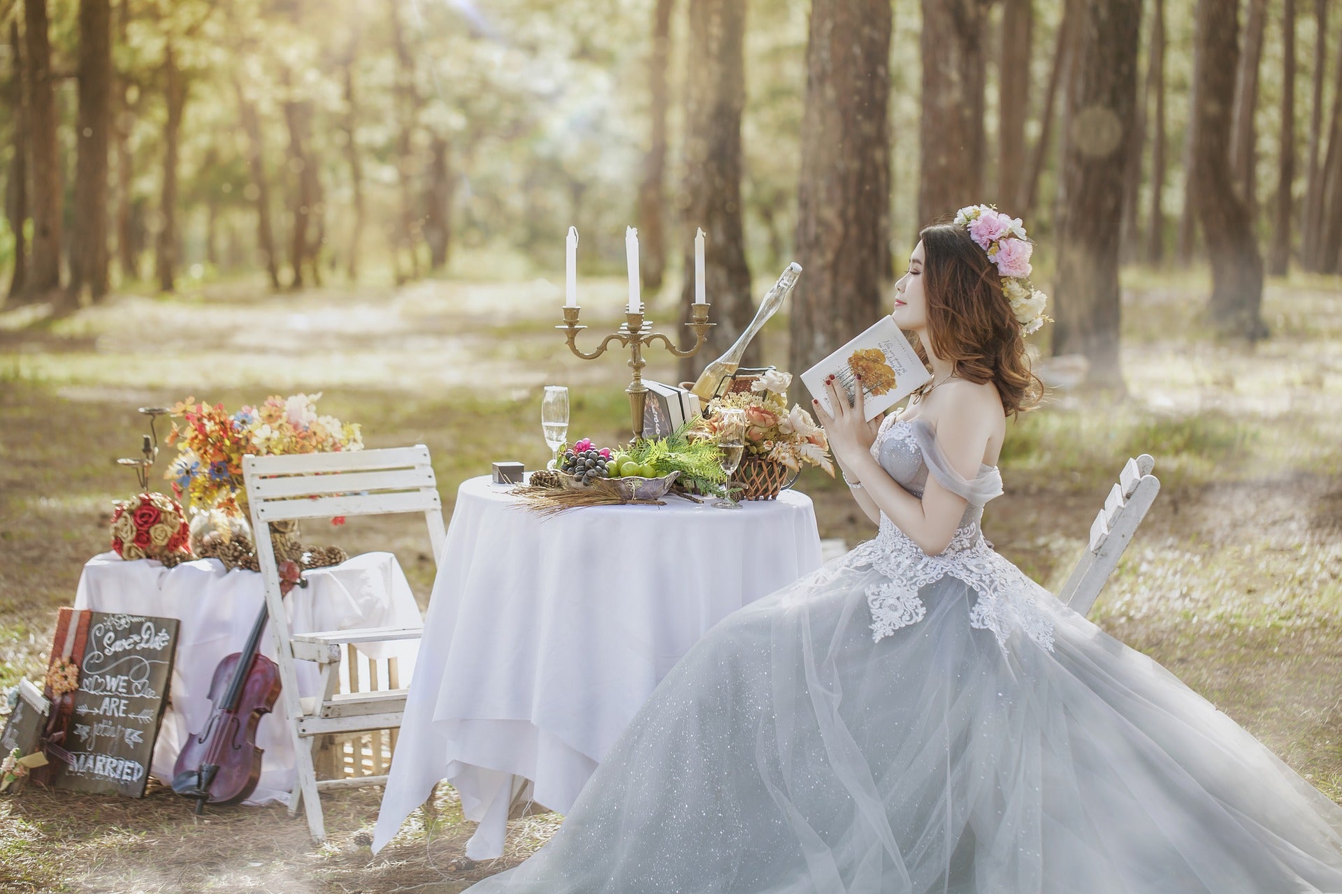 weißes böhmisches Hochzeitskleid