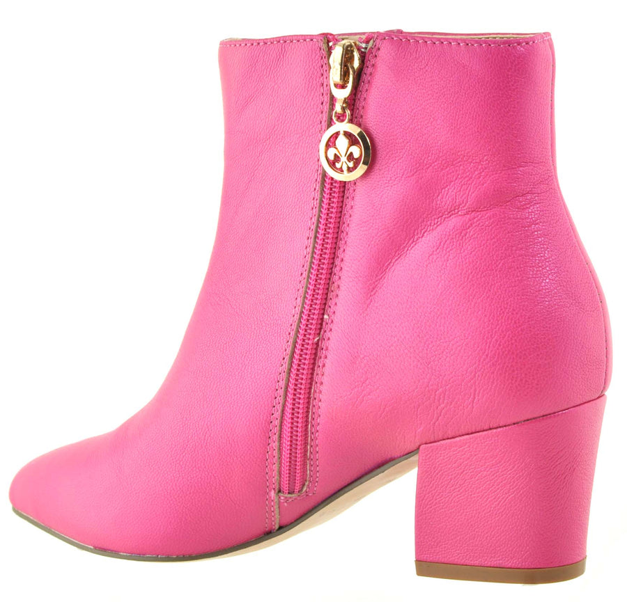 amy huberman pink boots