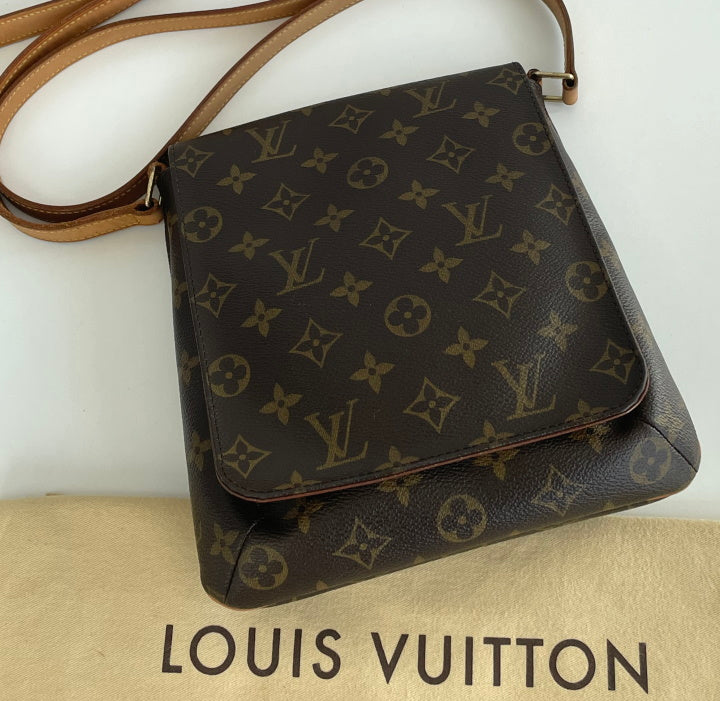 Unboxing a Mens Louis Vuitton Trio Messenger Bag - UNBOXING AND CLOSE LOOK  