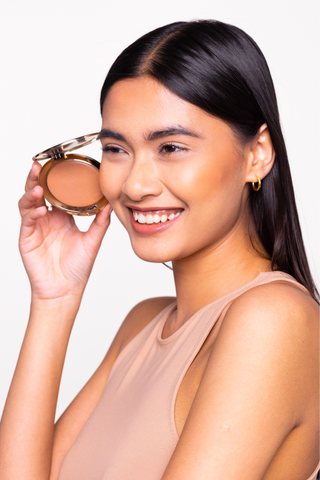 Model holding the Deluxe Bronzing Powder