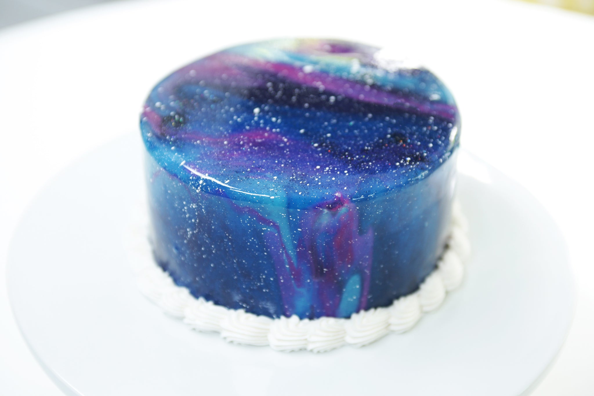 Mirror glazed cake - Decorated Cake by Samyukta - CakesDecor