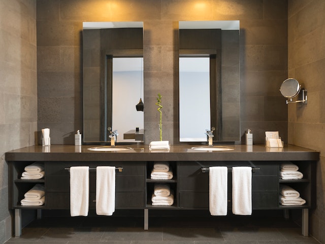 Mirrors expand the place and add a touch of attractiveness to your home. Alt tag: Bathroom mirrors according to Feng Shui principles.