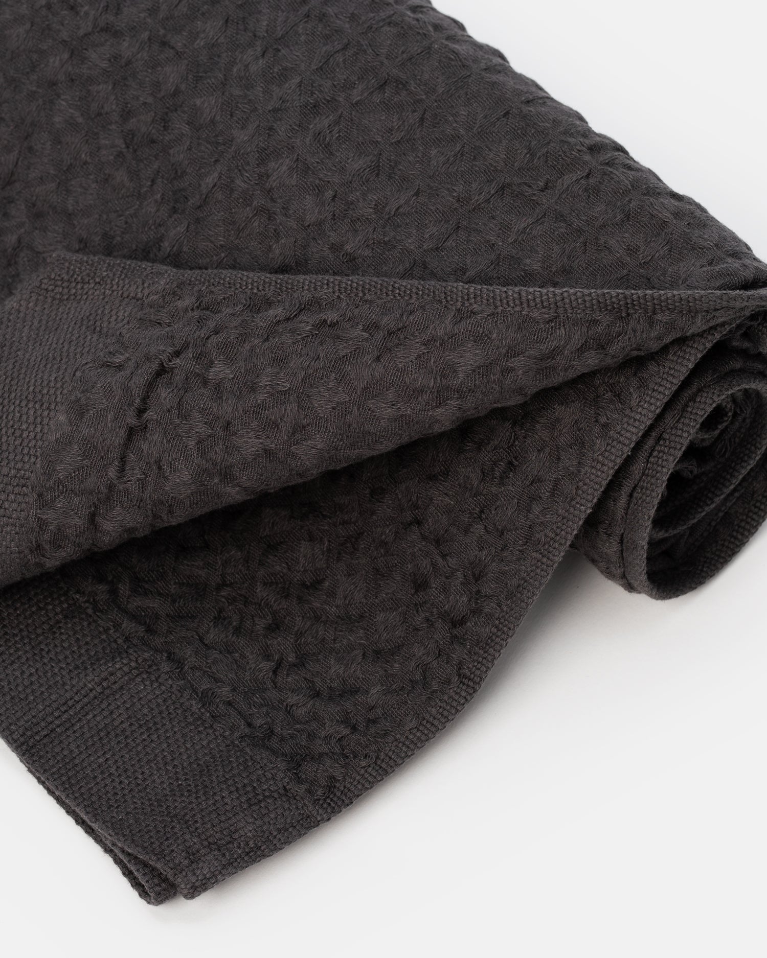 https://cdn.shopify.com/s/files/1/0163/9128/products/Lattice-Linen-Bath-Towel-Charcoal-2.jpg?v=1649906929&width=1500