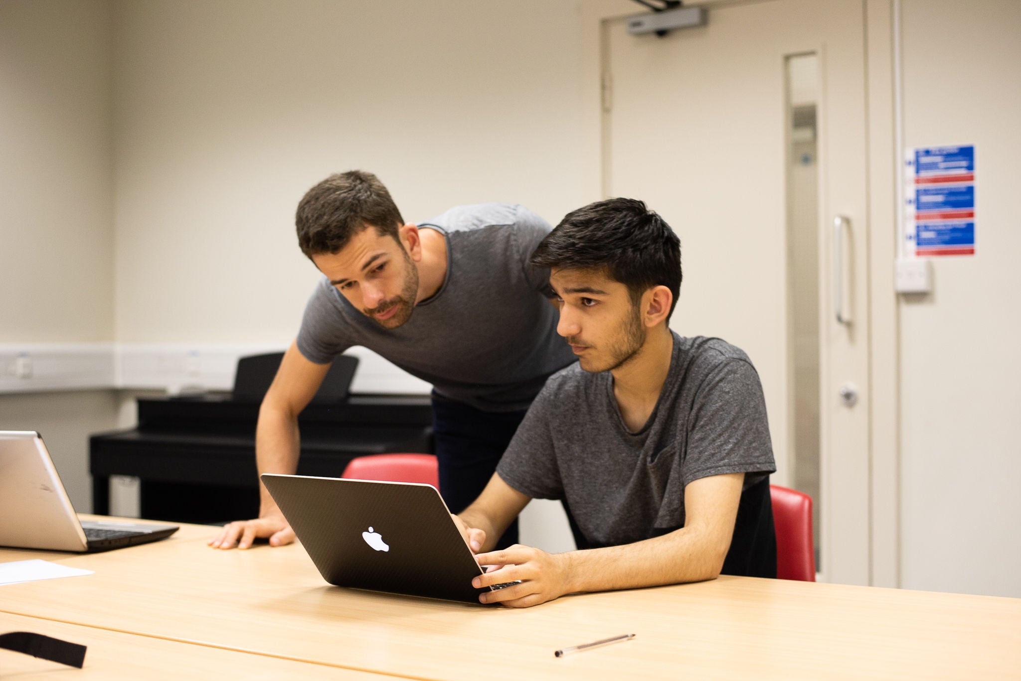 Expert tutor teaching a summer school student in Oxford