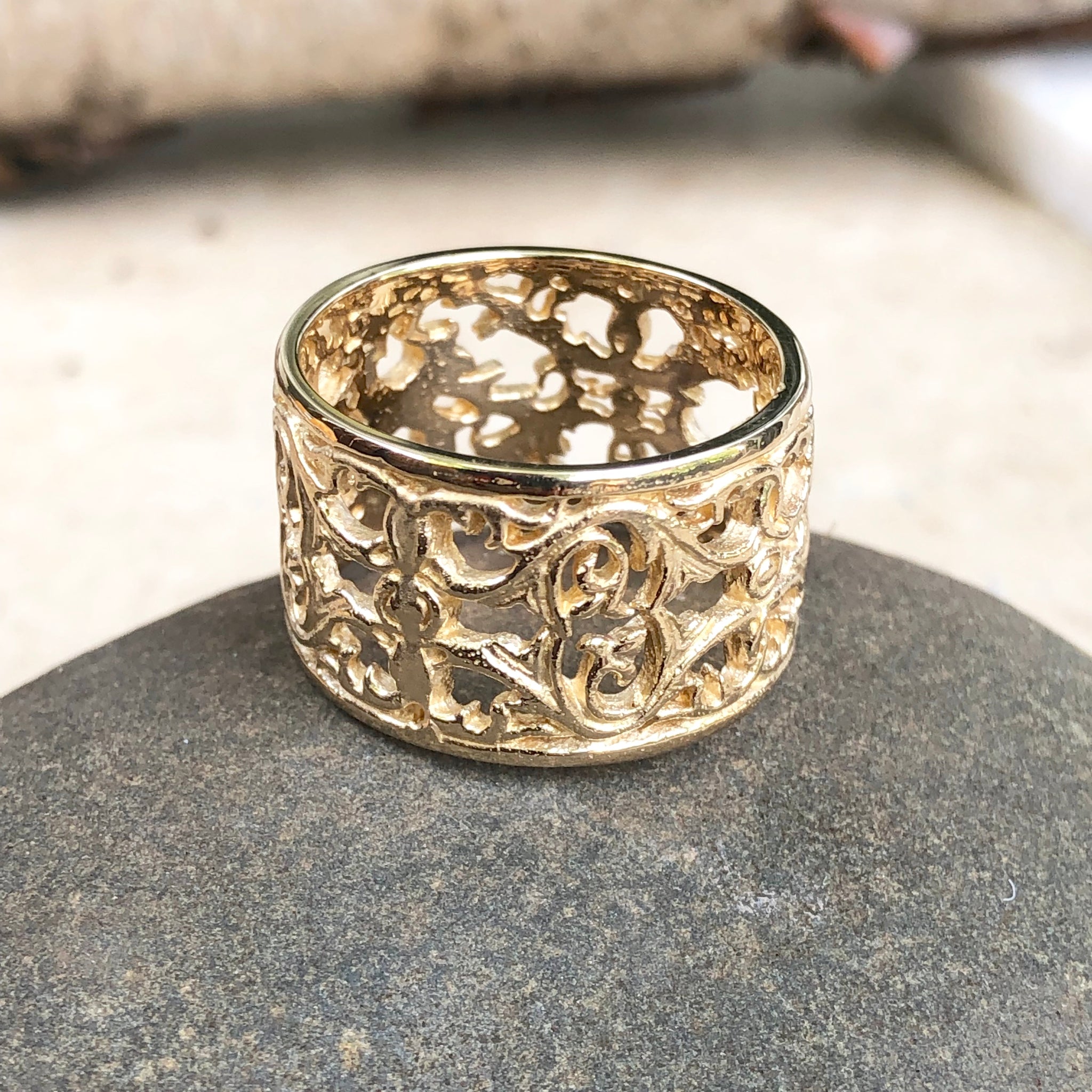 14kt Yellow Gold Filigree Floral Design Cigar Band Ring Lsj