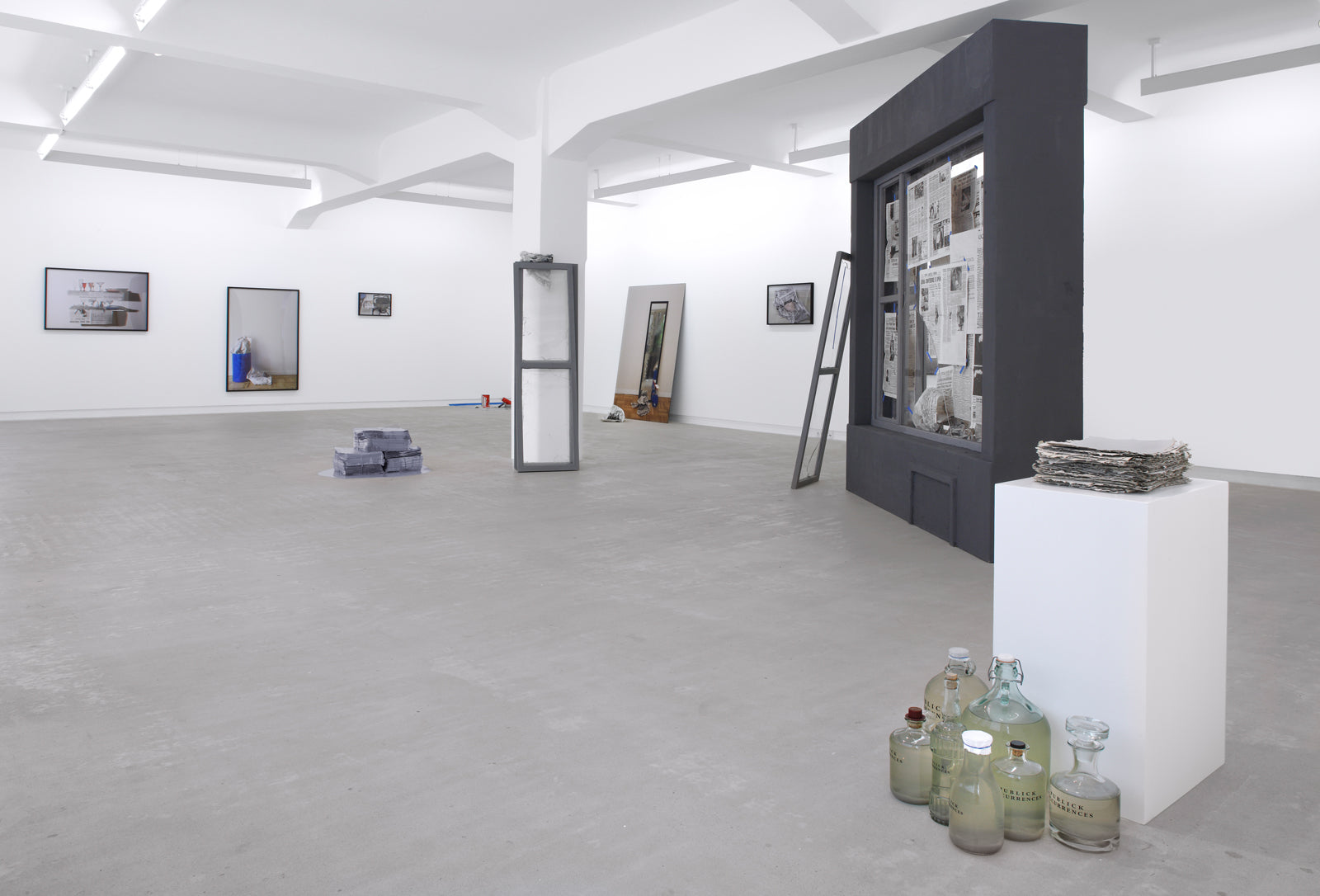 Julieta Aranda, Publick Occurrences Both Forreign and Domestick, Installation view, 2008, Galerie Michael Janssen Berlin