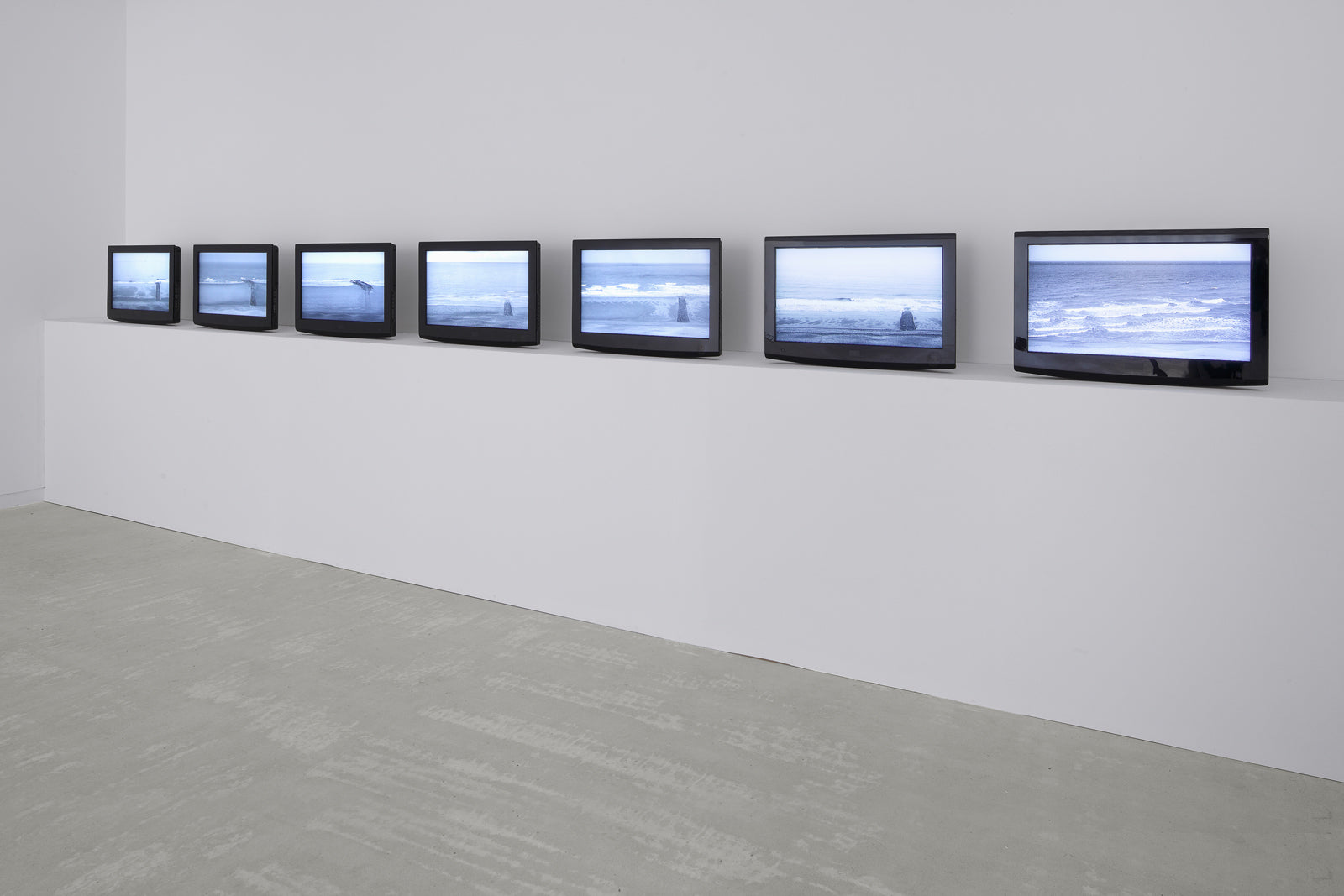 Lili Dujourie, installation view, 2011, Galerie Michael Janssen