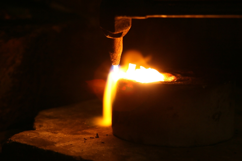 Immagine di un crogiolo per fondere l'oro