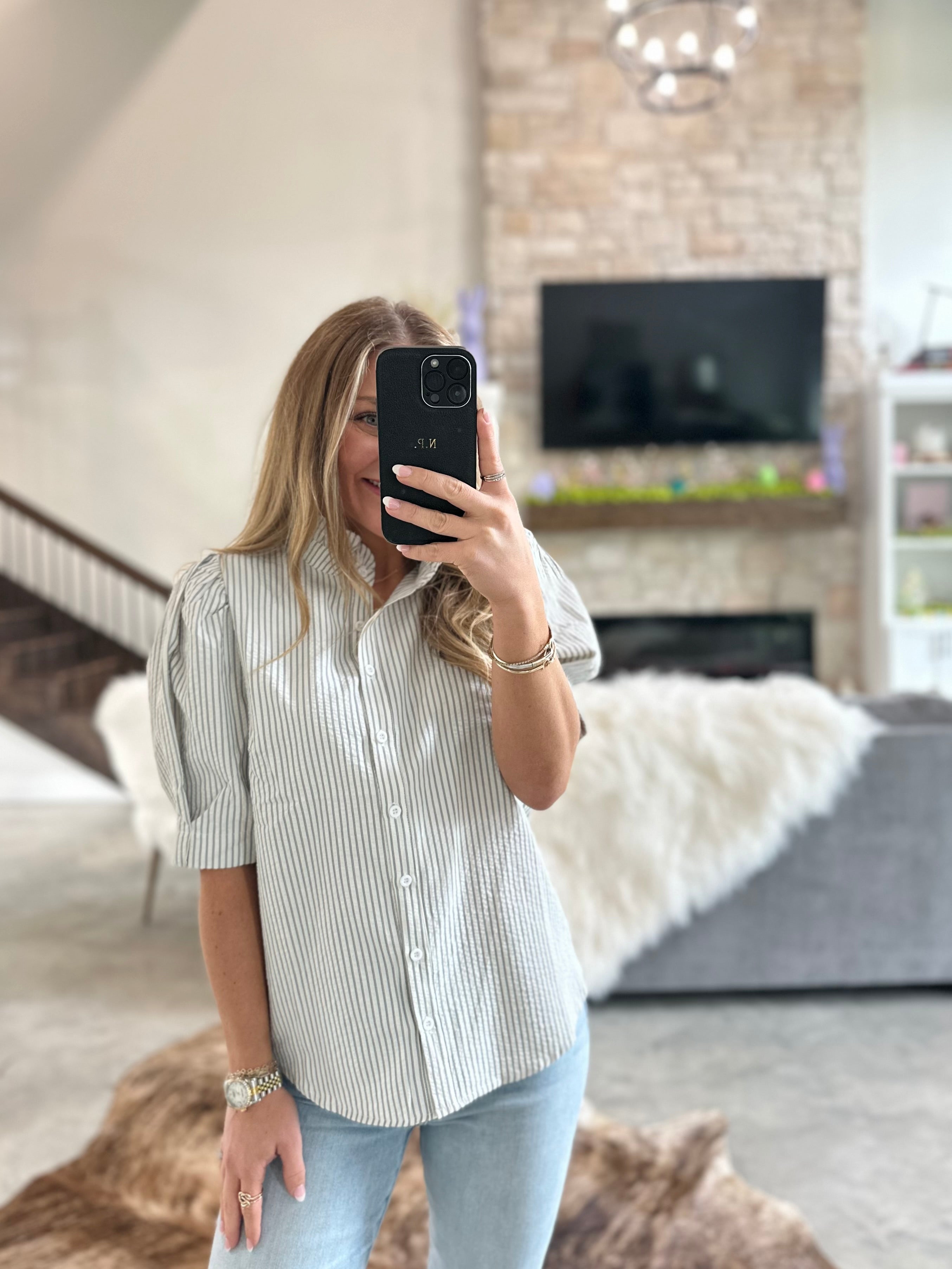B/W STRIPED SEERSUCKER BUTTON UP TOP