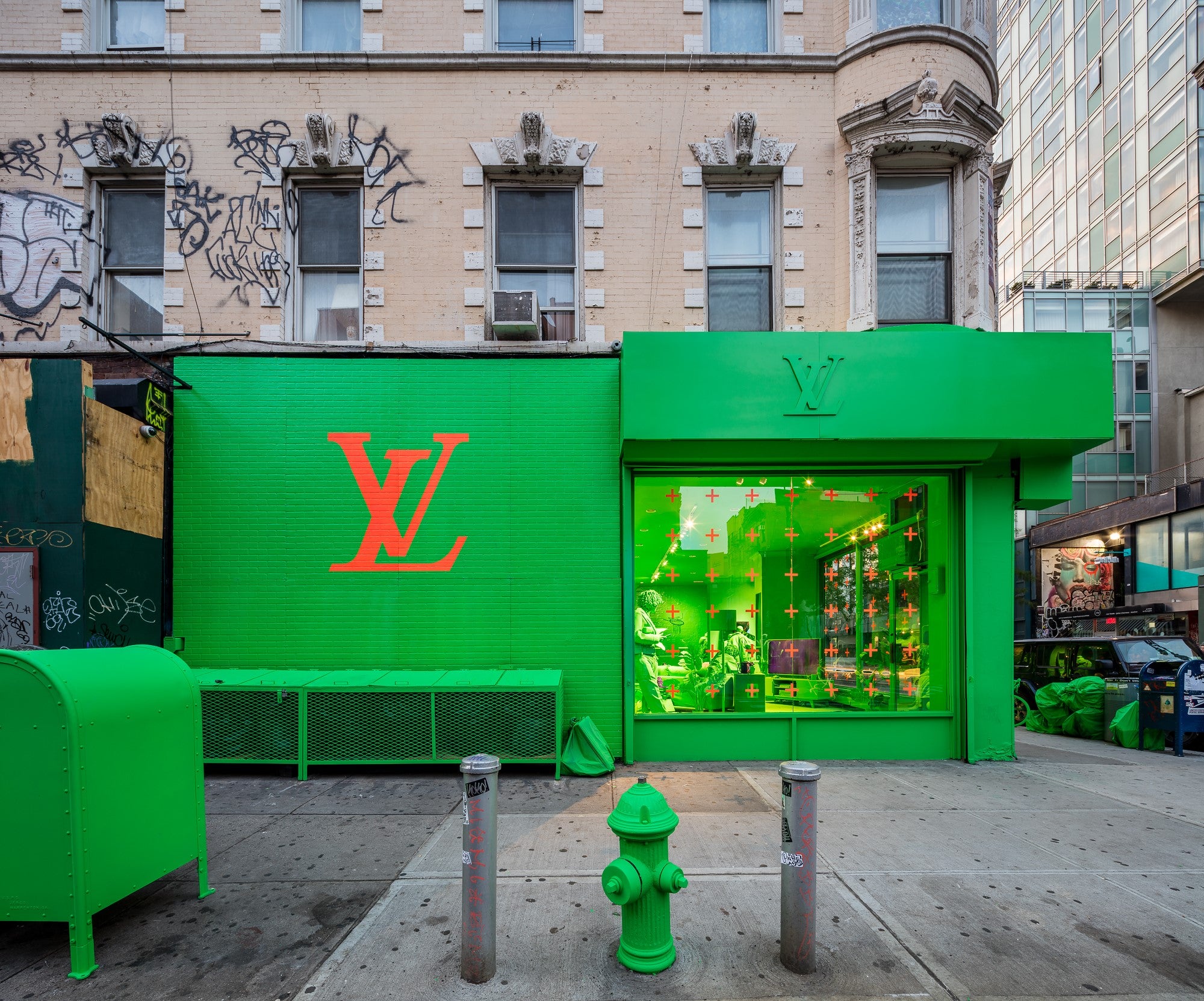 NYC&#39;s Neon Green Louis Vuitton Pop-Up Store by Virgil Abloh - Fizzm