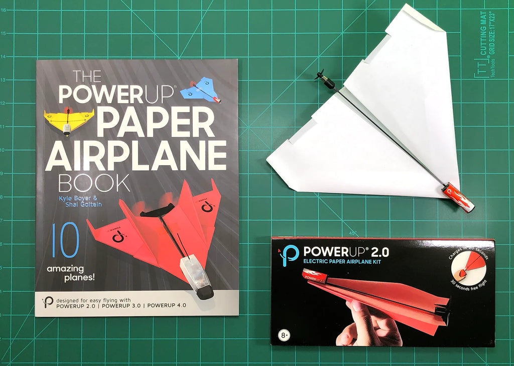 POWERUP 2.0 Papierflieger mit POWERUP Buch