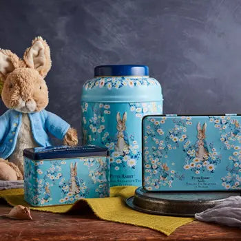 https://cdn.shopify.com/s/files/1/0165/6045/5780/files/peter-rabbits-daisies-collectors-tea-tin-set-plush-toy-new-english-teas.webp?v=1688045159