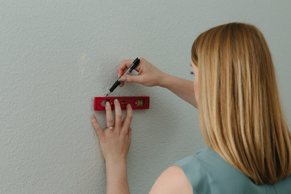 How to install wood shelves by drawing a straight line with a level.