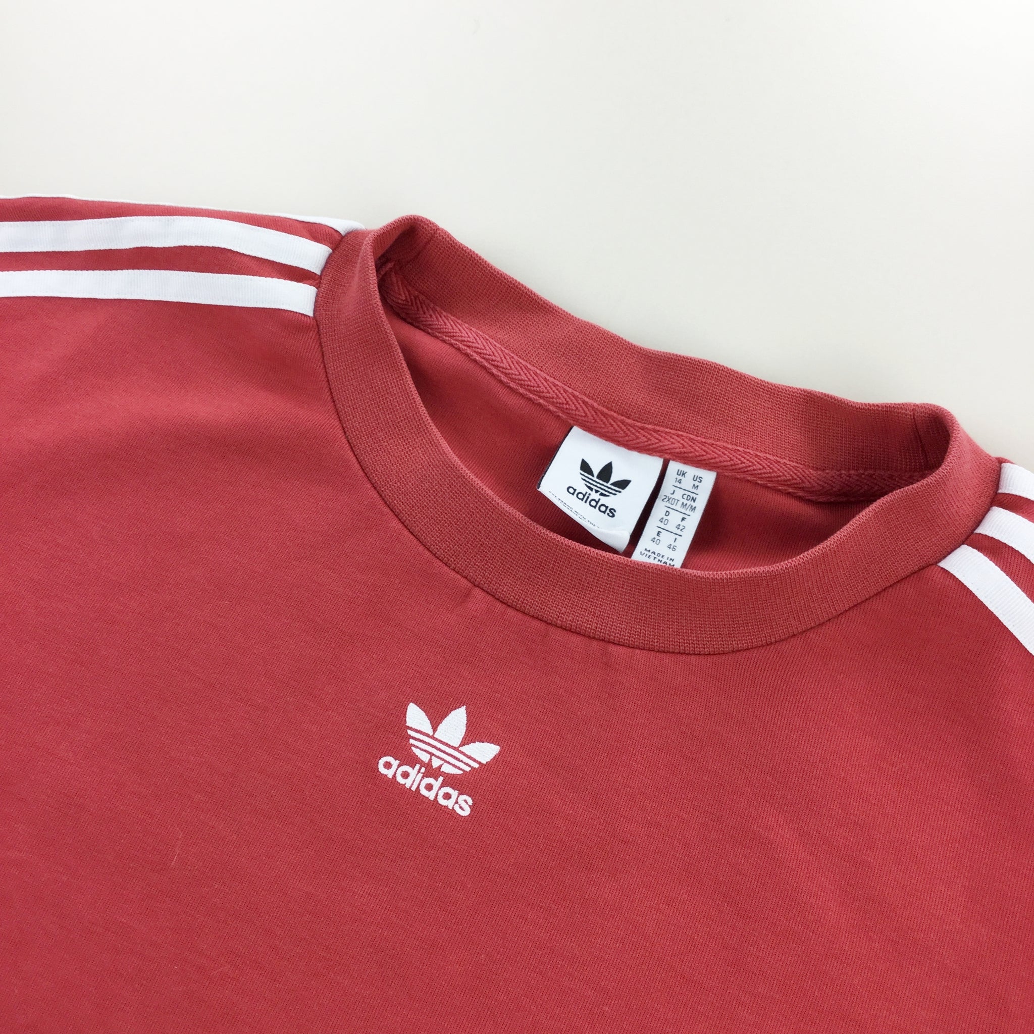 adidas center logo t shirt