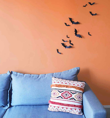 Déco d'Halloween : envol de chauves-souris en papier au-dessus du canapé