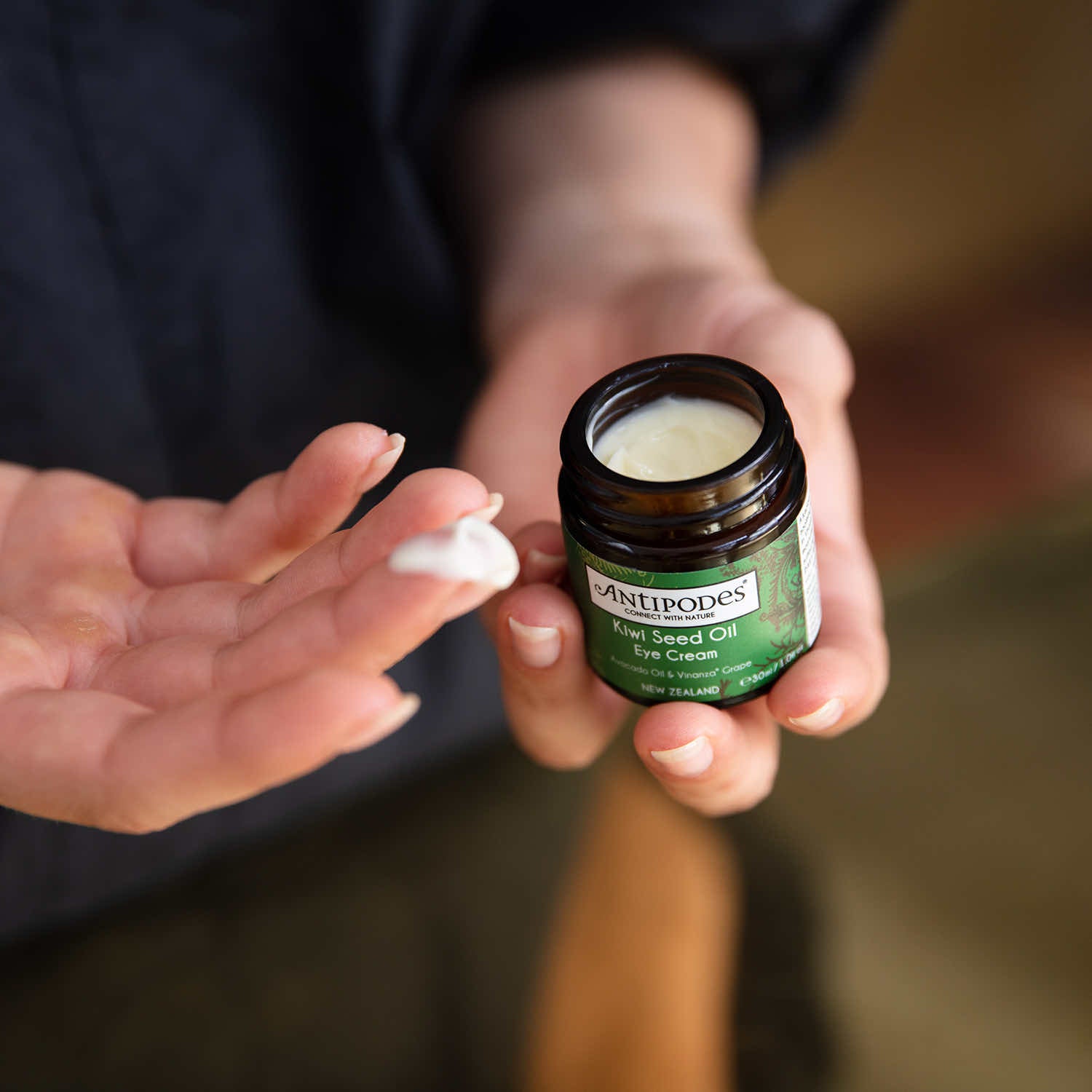 Kiwi seed oil Contour des yeux à l’huile de Kiwi Antipodes Suisse