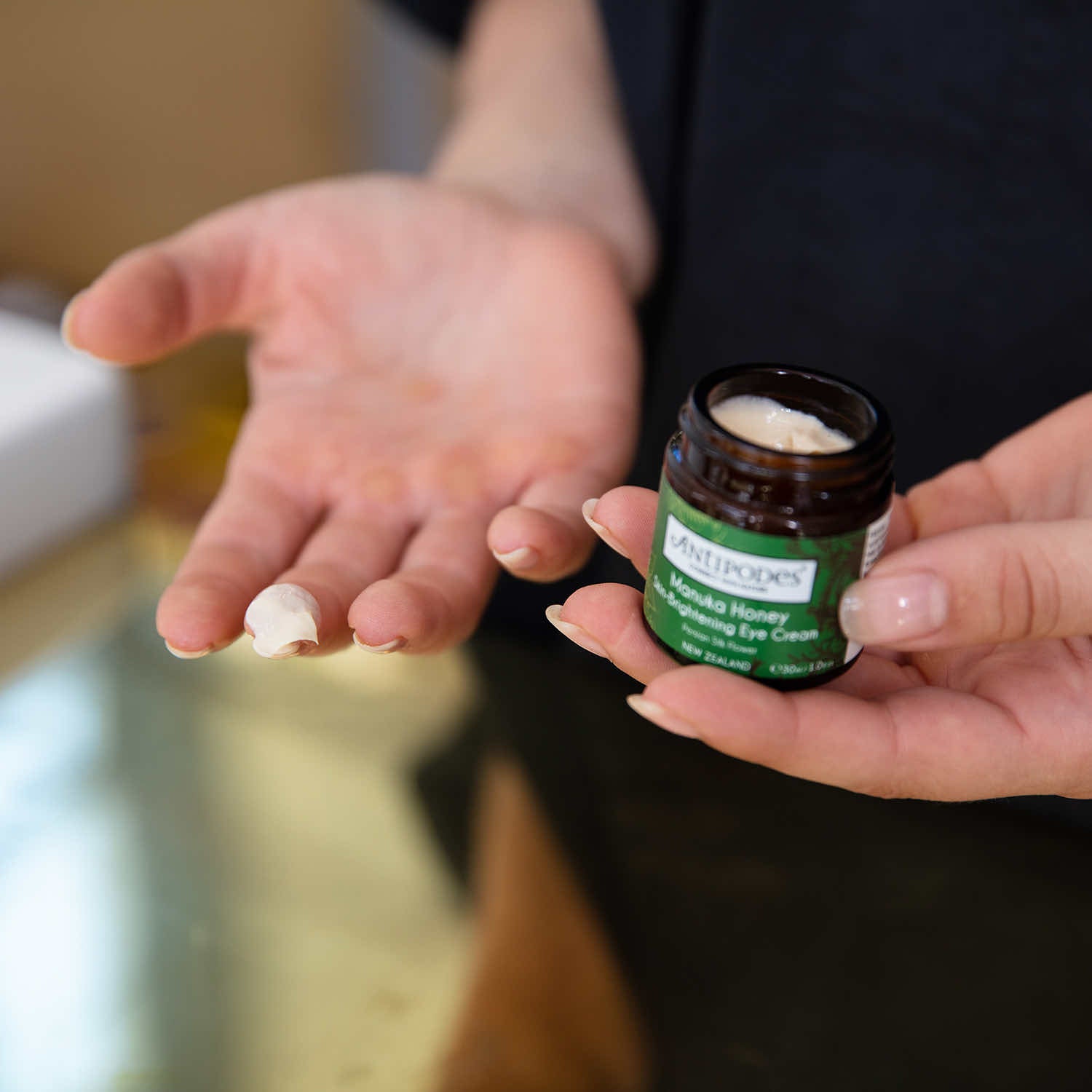 Nicht verfügbar – Manuka-Honig, der die Augenkontur zum Strahlen bringt Antipodes Suisse