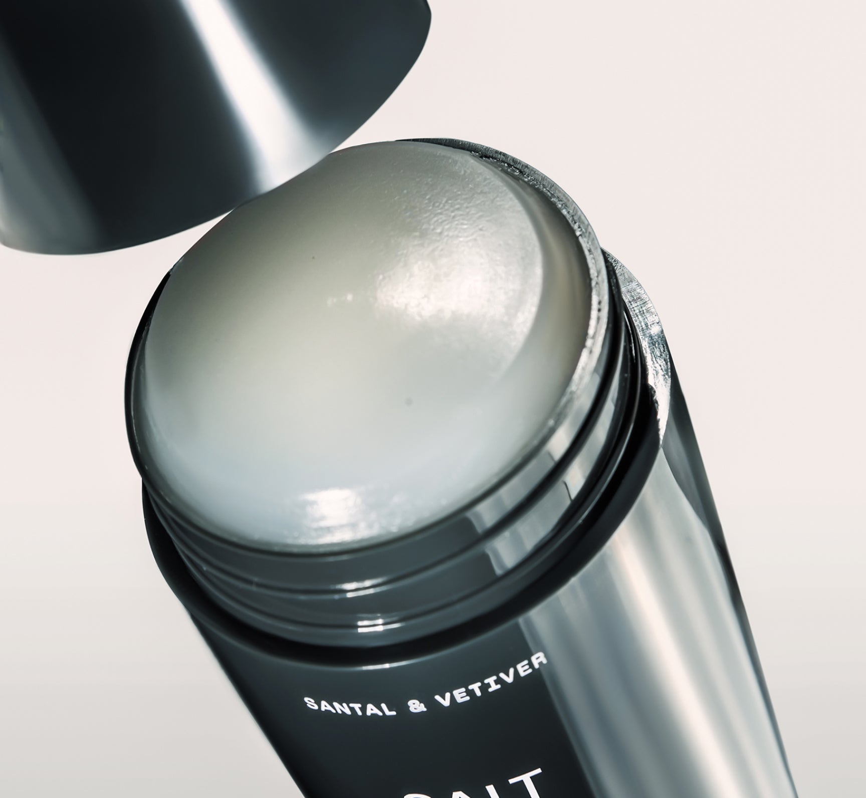 Sensitive skin gel deodorant – Sandalwood &amp; Vetiver Salt & Stone Suisse