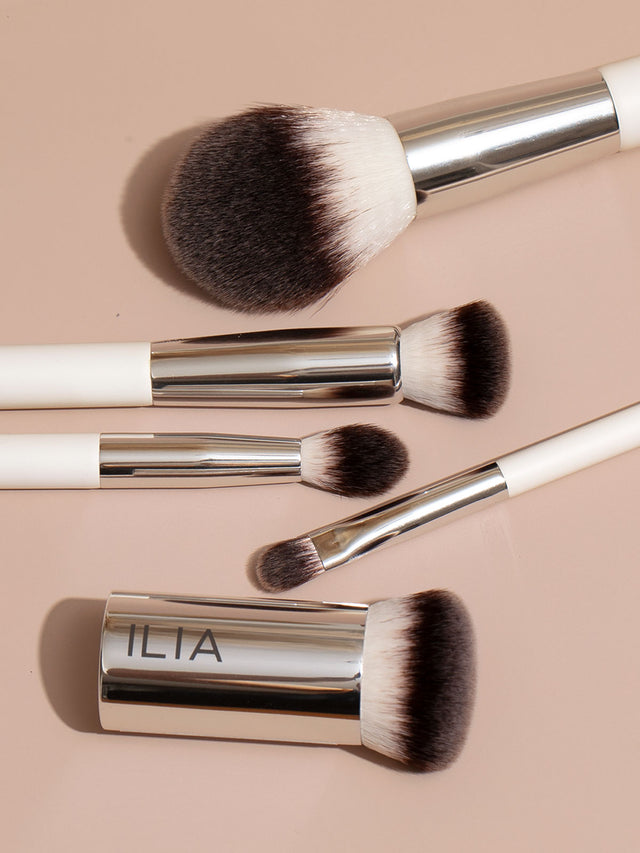 Pinceau perfecteur de teint Perfecting Buff Brush Ilia Beauty Suisse