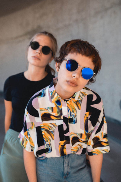 Liam nachhaltige runde Sonnenbrille in silber mit lila verspiegelten Sonnenbrillengläsern mit UV400 und Rückentspiegelung von TAKE A SHOT aus Leipzig Lookbook fotografiert im Parkhaus Zoo Leipzig