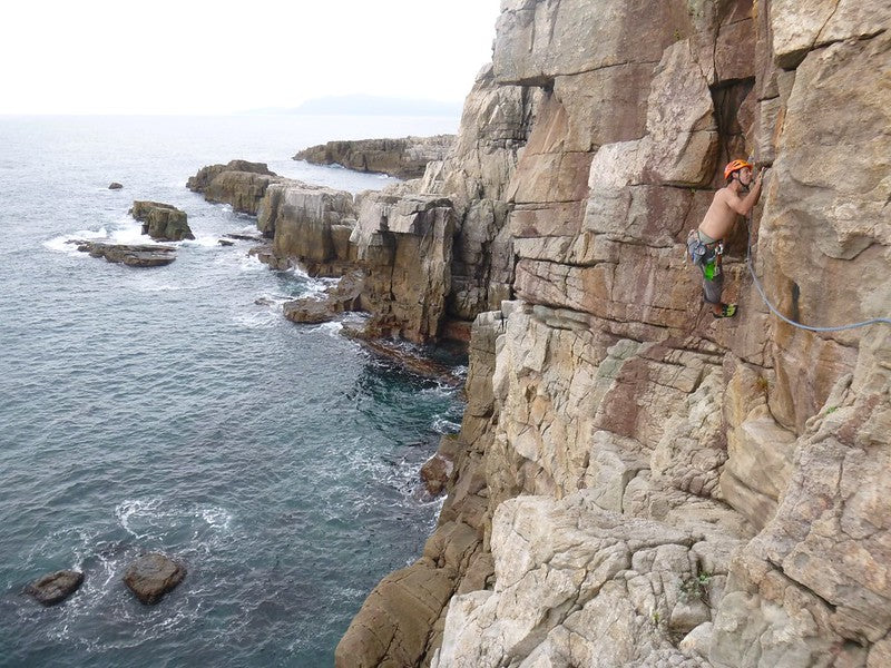 Rock climbing at Dragon Cave (Long Dong), Taipei, Taiwan｜Accupass