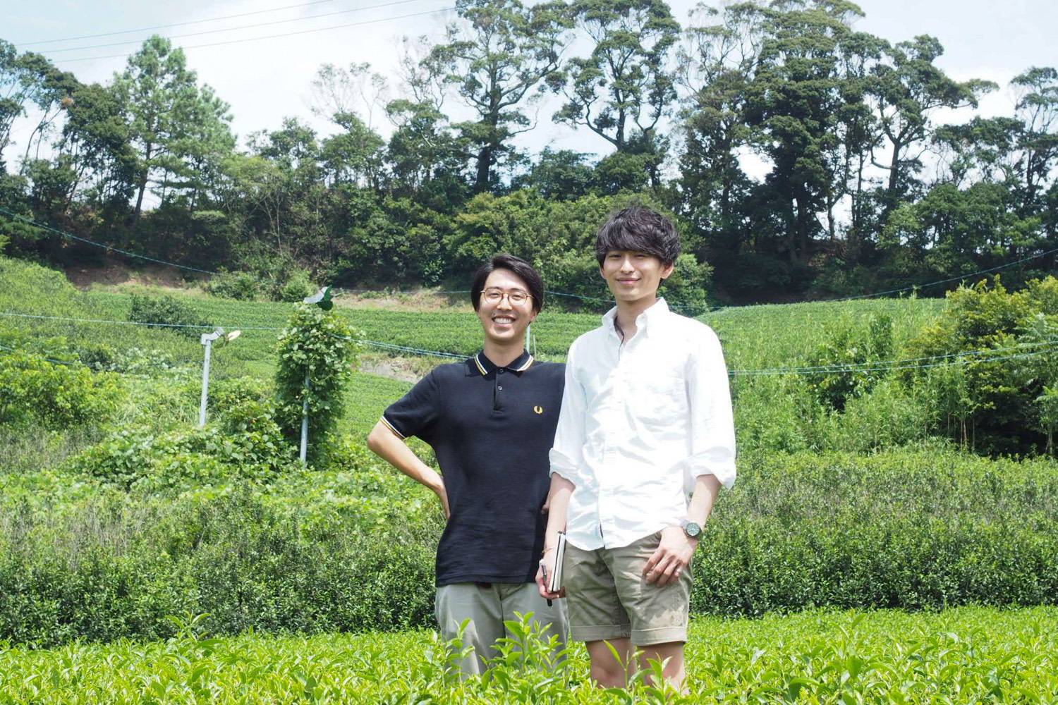 畑を訪れたFAR EAST TEA COMPANYの藤井と畠山