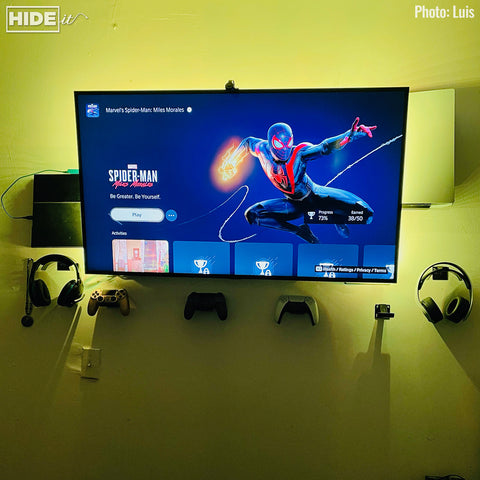 Customer setup with PlayStation 5 mounted on the wall