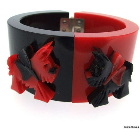 Bakelite hinged bangle in black and red with scottie dogs on it