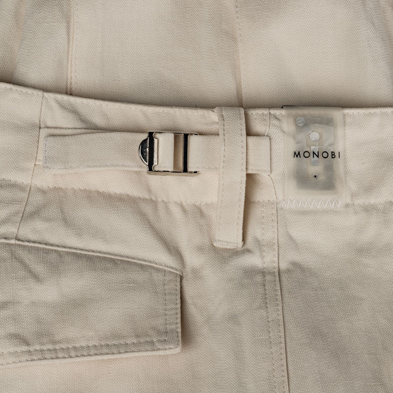 Detail of the belt loop and buckle of the natural cargo pants