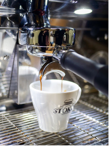 Espresso machine with coffee extracting