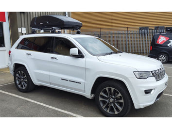 Thule Force XT Roof Box fitted to a Jeep Grand Cherokee