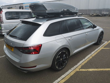  A Thule Motion XT Roof Box fitted to a Skoda Superb