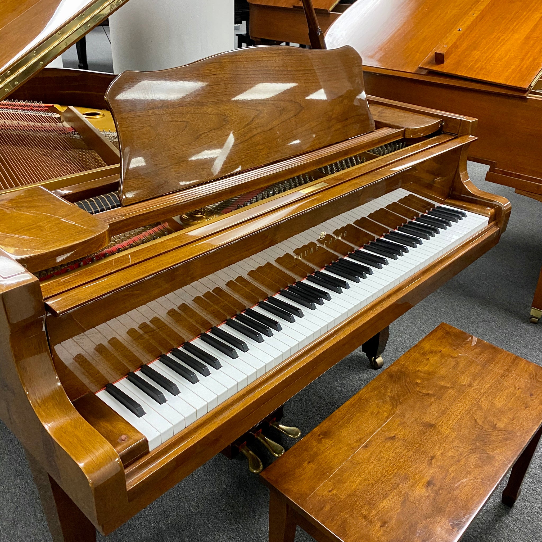 1986 young chang baby grand piano model g 175