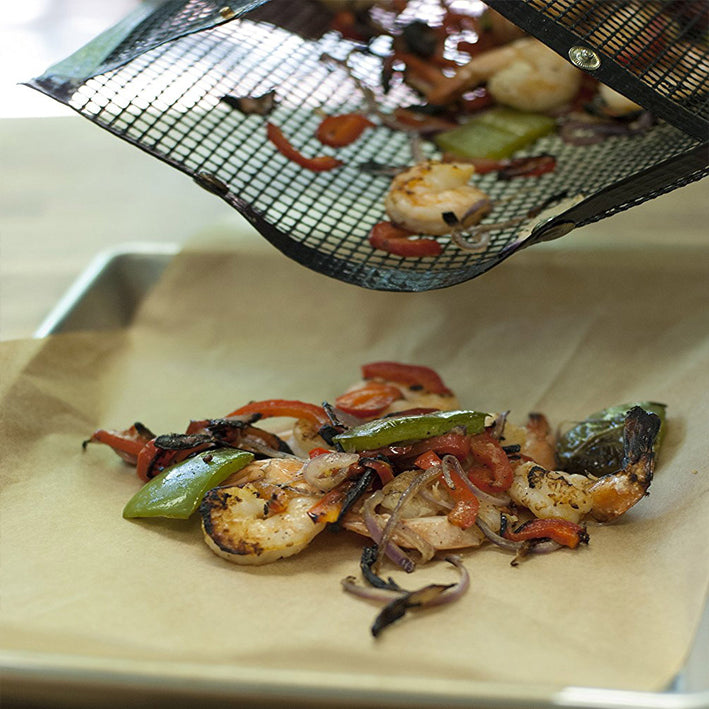 grelhando legumes e camarão na bolsa de assar Grilling Bag