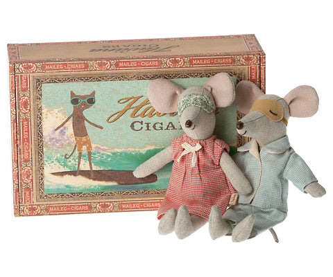 NEW Mum & Dad Mice in Cigar Box