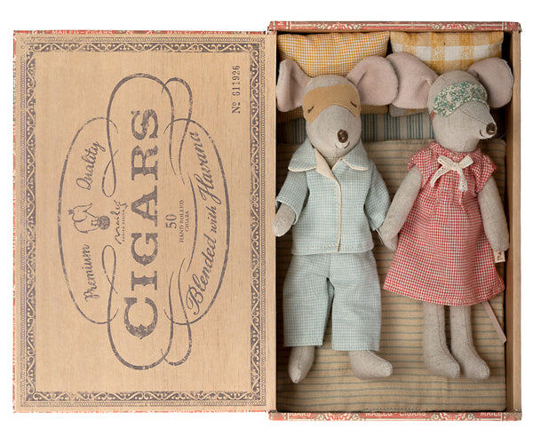 NEW Mum & Dad Mice in Cigar Box