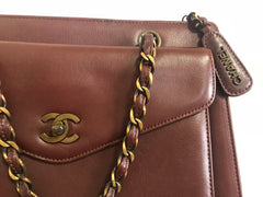 Vintage CHANEL wine chocolate brown leather shoulder bag with copper finished chains and CC closure. Classic and daily use bag.