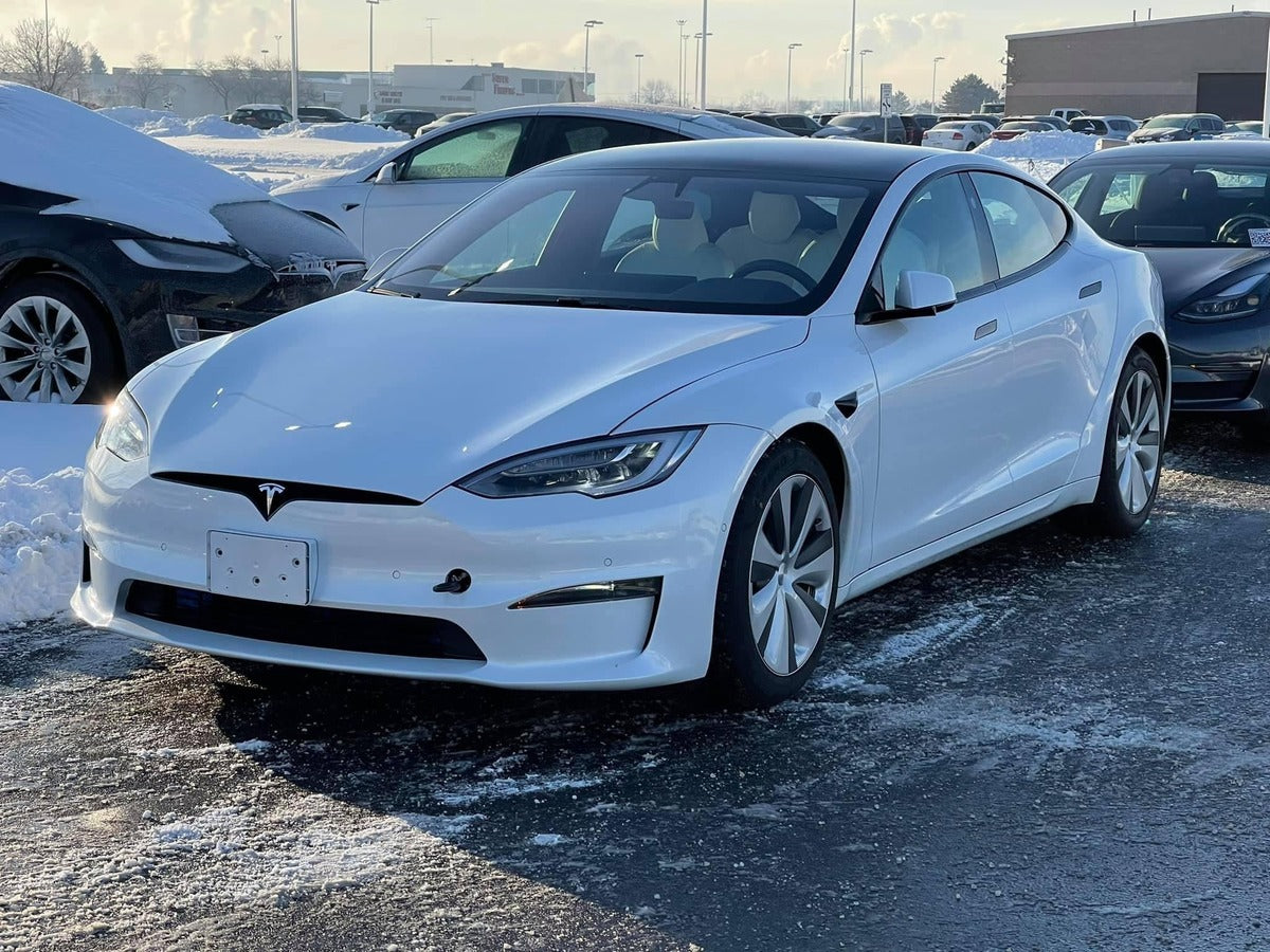 오하이오 주 톨레도의 서비스 센터에서 야생에서 발견 된 새로 워진 Tesla Model S