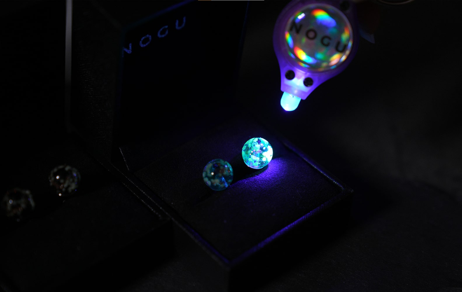 NOGU UV Charging Black Light pour Glow in the Dark Firefly Collection de bijoux en verre (boucles d'oreilles, colliers, bracelets lumineux)