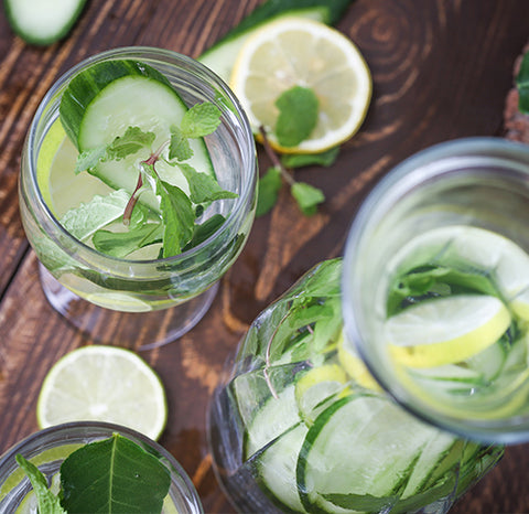 Agua con limón y pepino