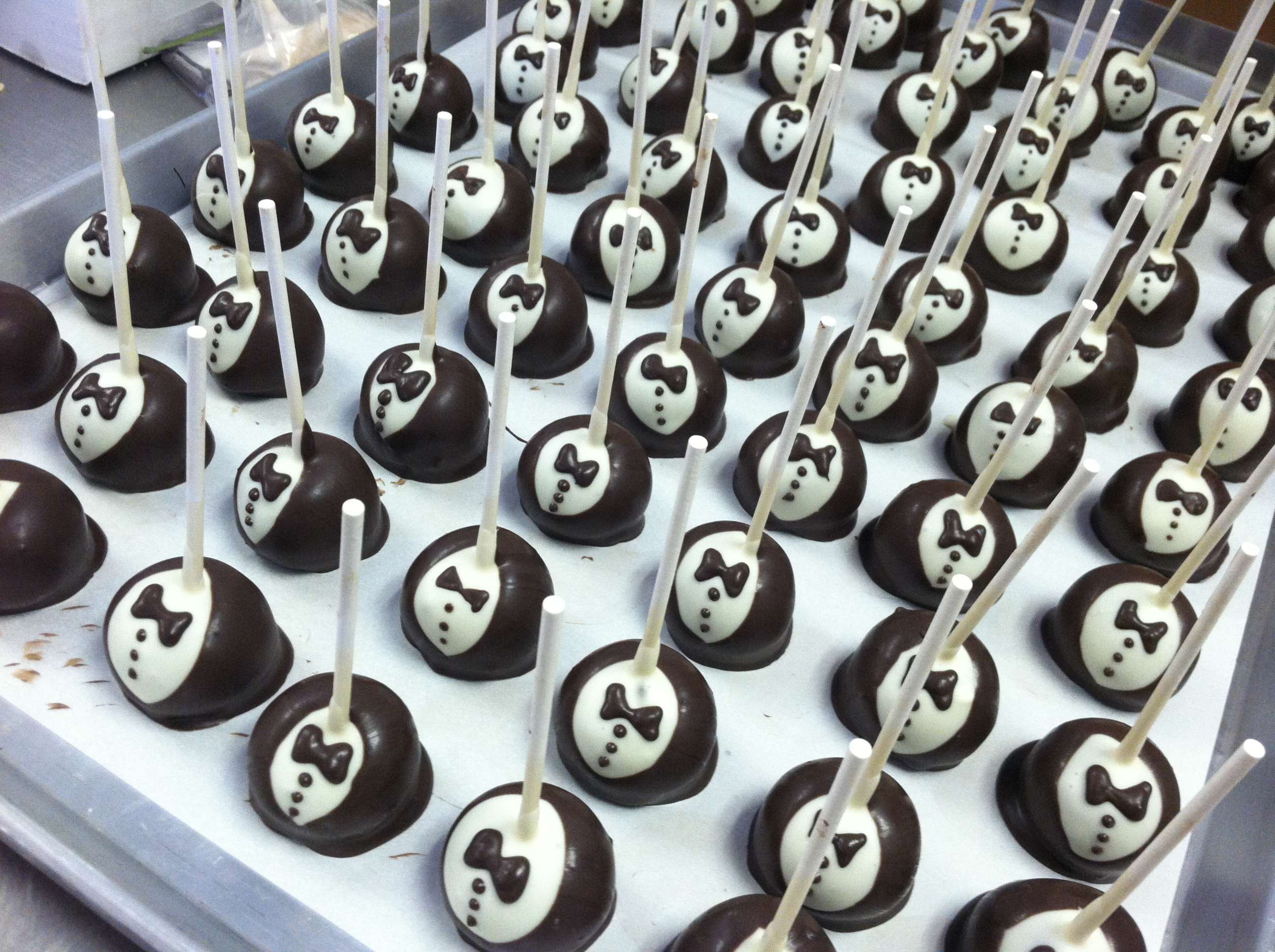 Is this how you make Tuxedo cake pops?! Let me know in the comments! .... |  TikTok