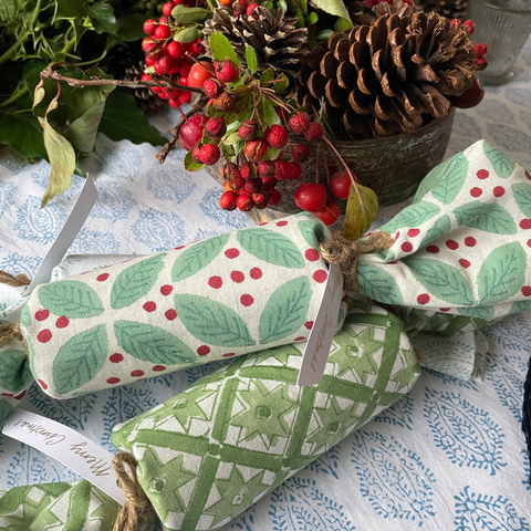 Make Christmas crackers from napkins